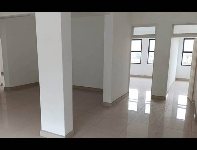 1,650M² BUILDING TO LET IN BLUFF